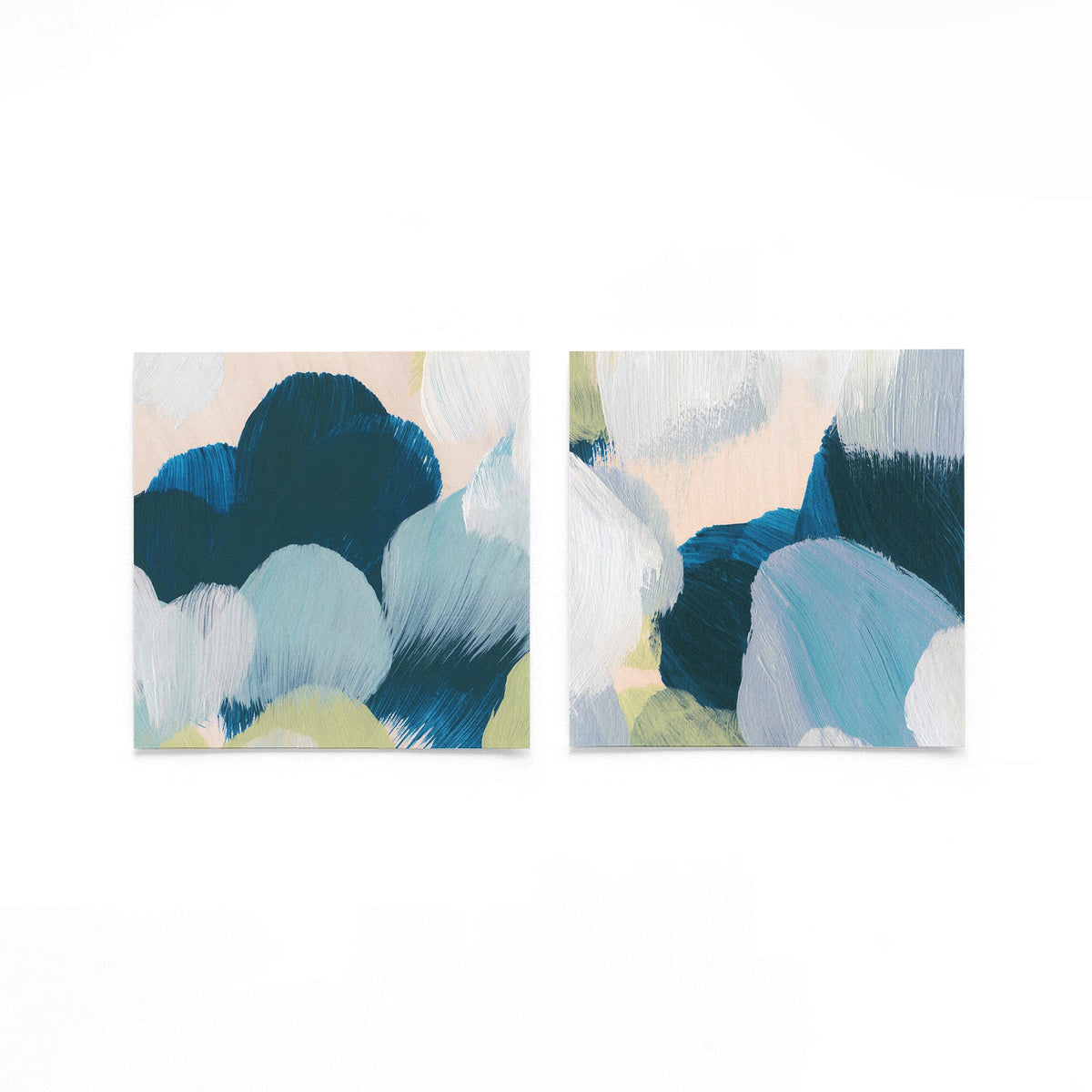 Twee vierkante posters met blauwe penseelstreken op een gebroken witte achtergrond