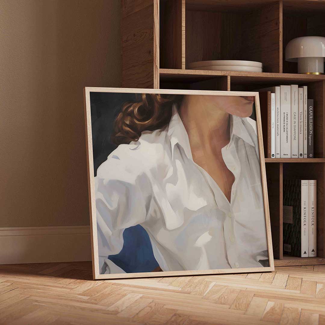 Witte blouse en krullend haar Poster