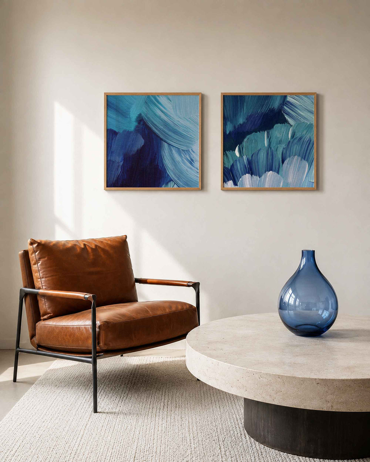 Interieurpresentatie van een tweedelige vierkante posterset met blauwe penseelstreken