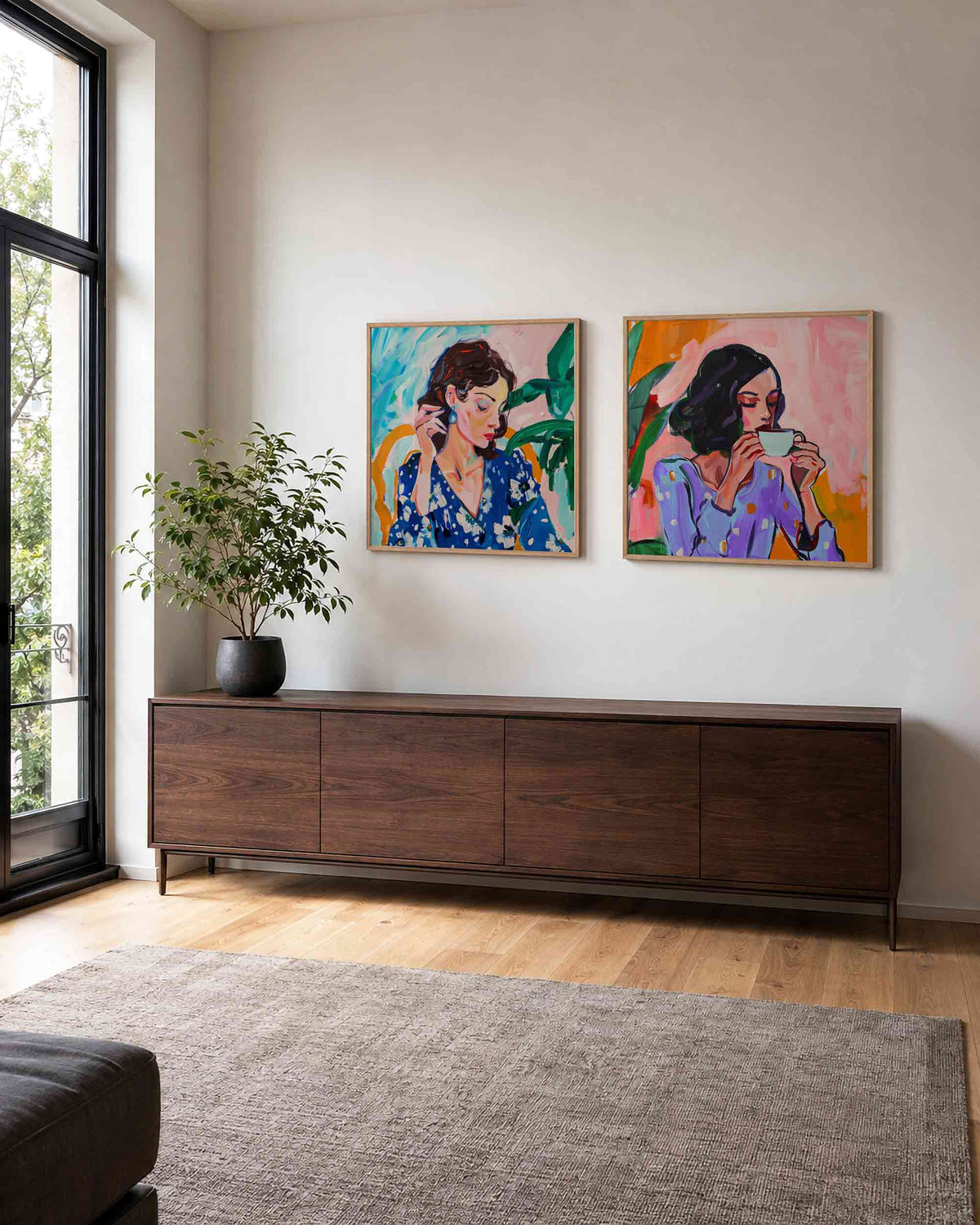 Interieurpresentatie van een tweedelige vierkante posterset met vrouwenportretten
