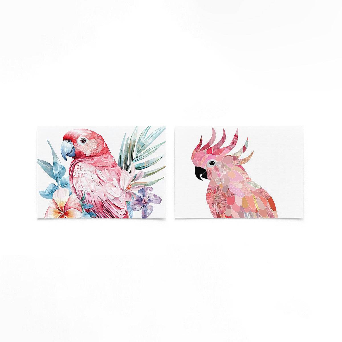 Twee liggende posters met een levendige papegaai in roze en blauw op een gebroken witte achtergrond