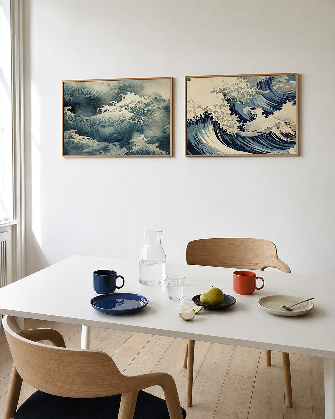 Interieurpresentatie van twee posters met golven in blauw en wit
