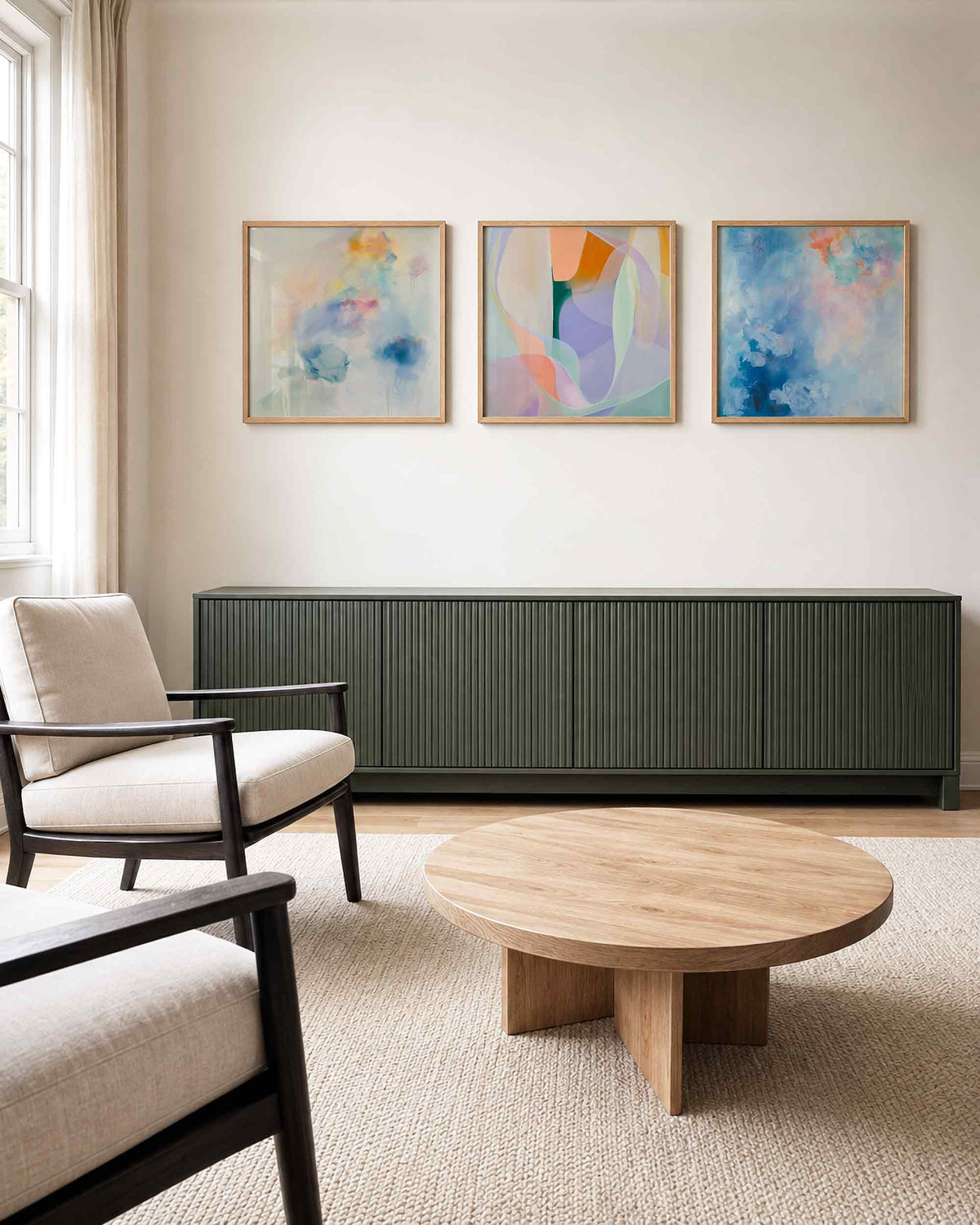 Interieurpresentatie van een driedelige vierkante posterset met abstracte kleuren