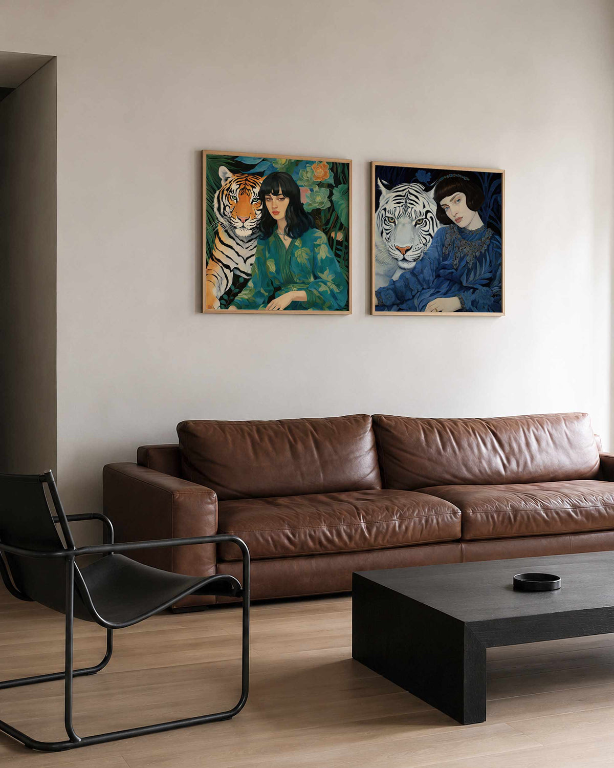 Interieurpresentatie van een tweedelige vierkante posterset met tijger en vrouw