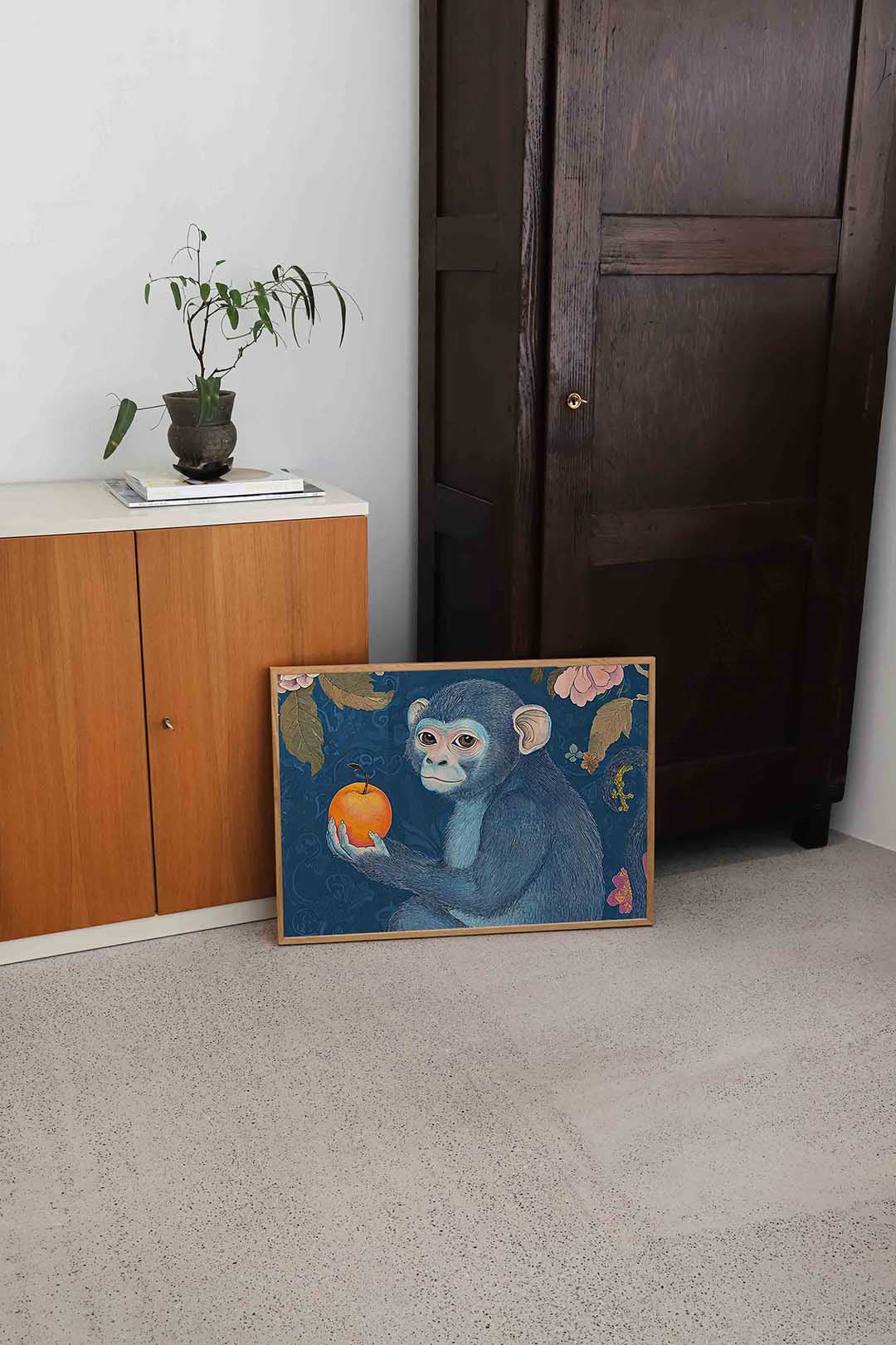Aap met sinaasappel Poster