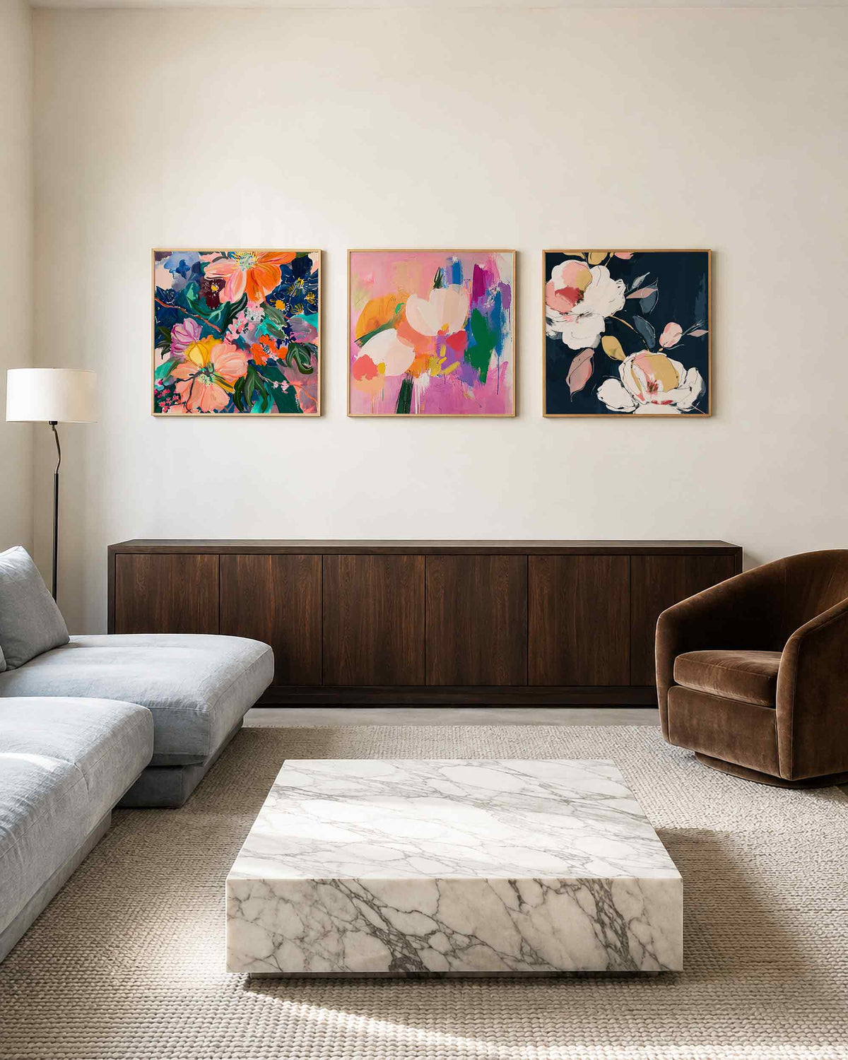 Interieurpresentatie van een driedelige vierkante posterset met kleurrijke bloemen