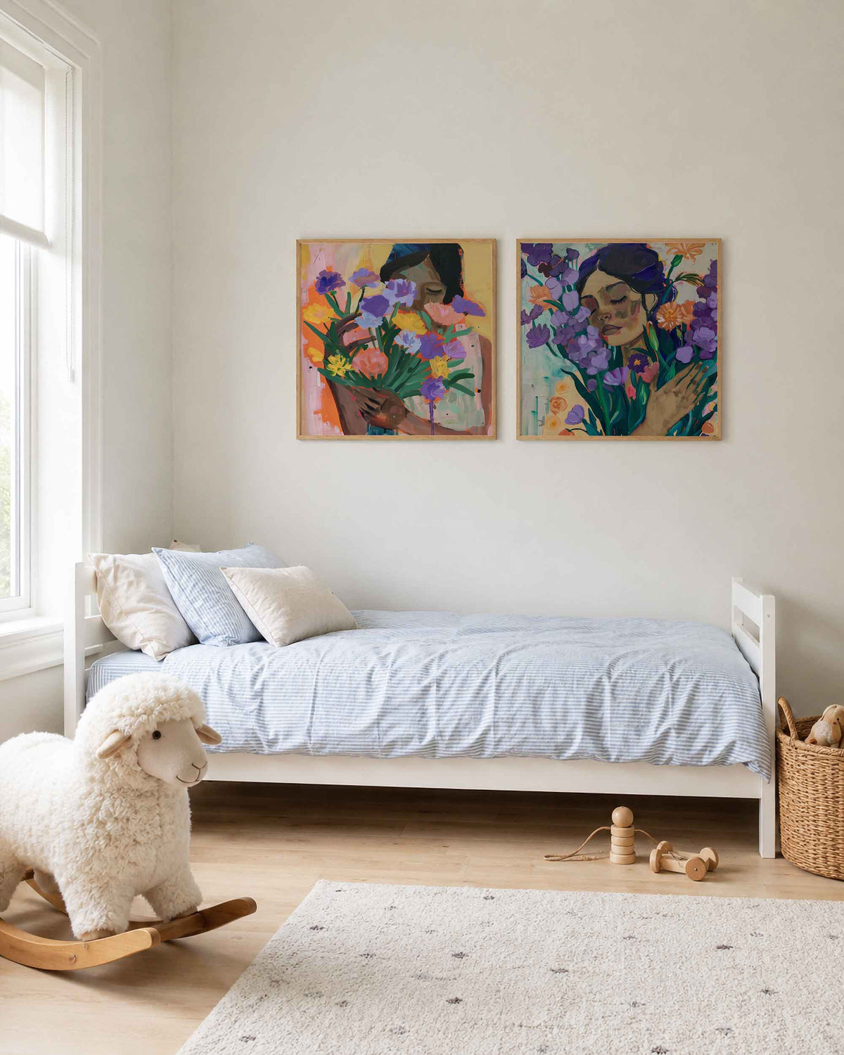 Interieurpresentatie van een tweedelige vierkante posterset met vrouwenportretten met bloemen