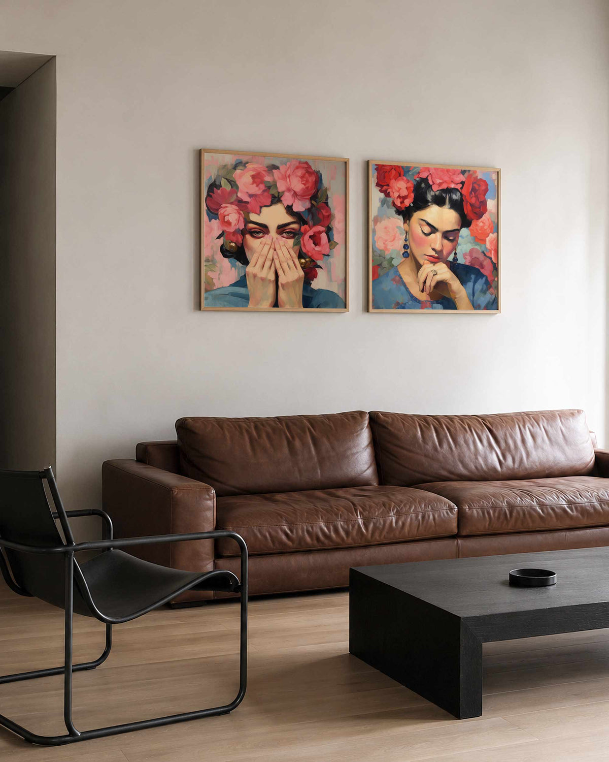 Interieurpresentatie van een tweedelige vierkante posterset met vrouwenportretten met rozen