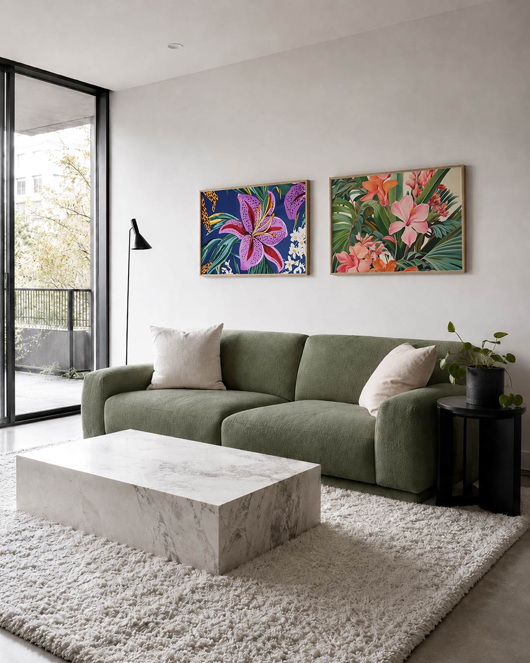 Tweedelige posterset met een levendige bloem met paarse en roze tinten, getoond in een interieur