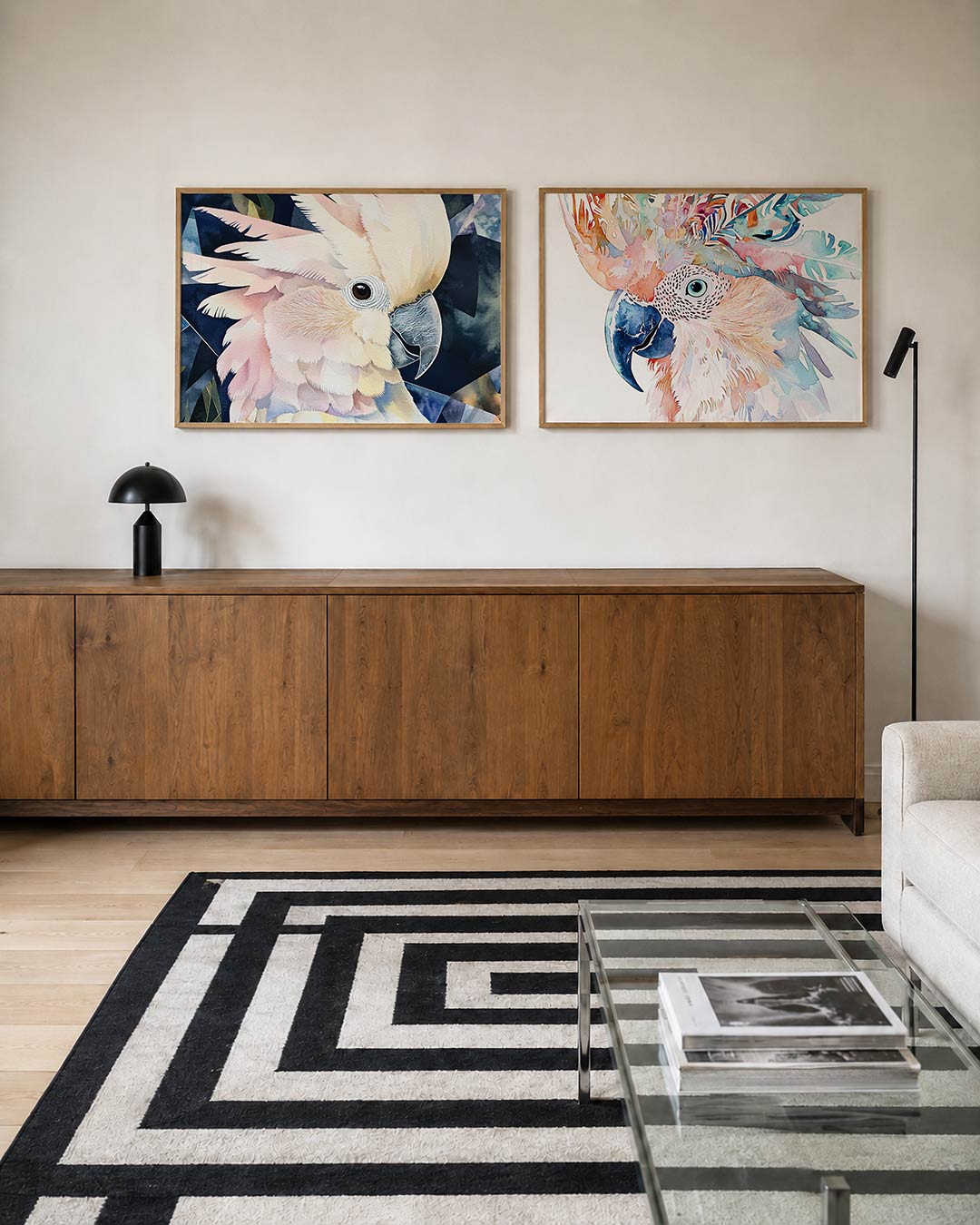 Interieurpresentatie van twee posters met zachte pasteltinten en scherpe contrasten