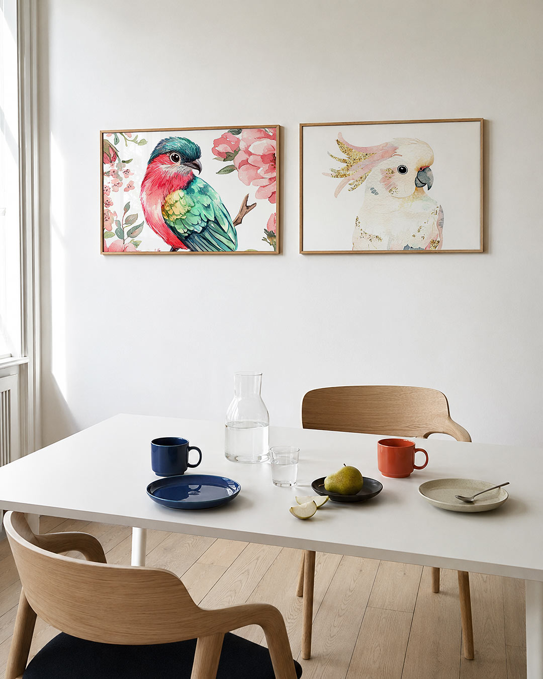 Interieurpresentatie van twee posters met een kleurrijke vogel met levendige veren in groen en rood