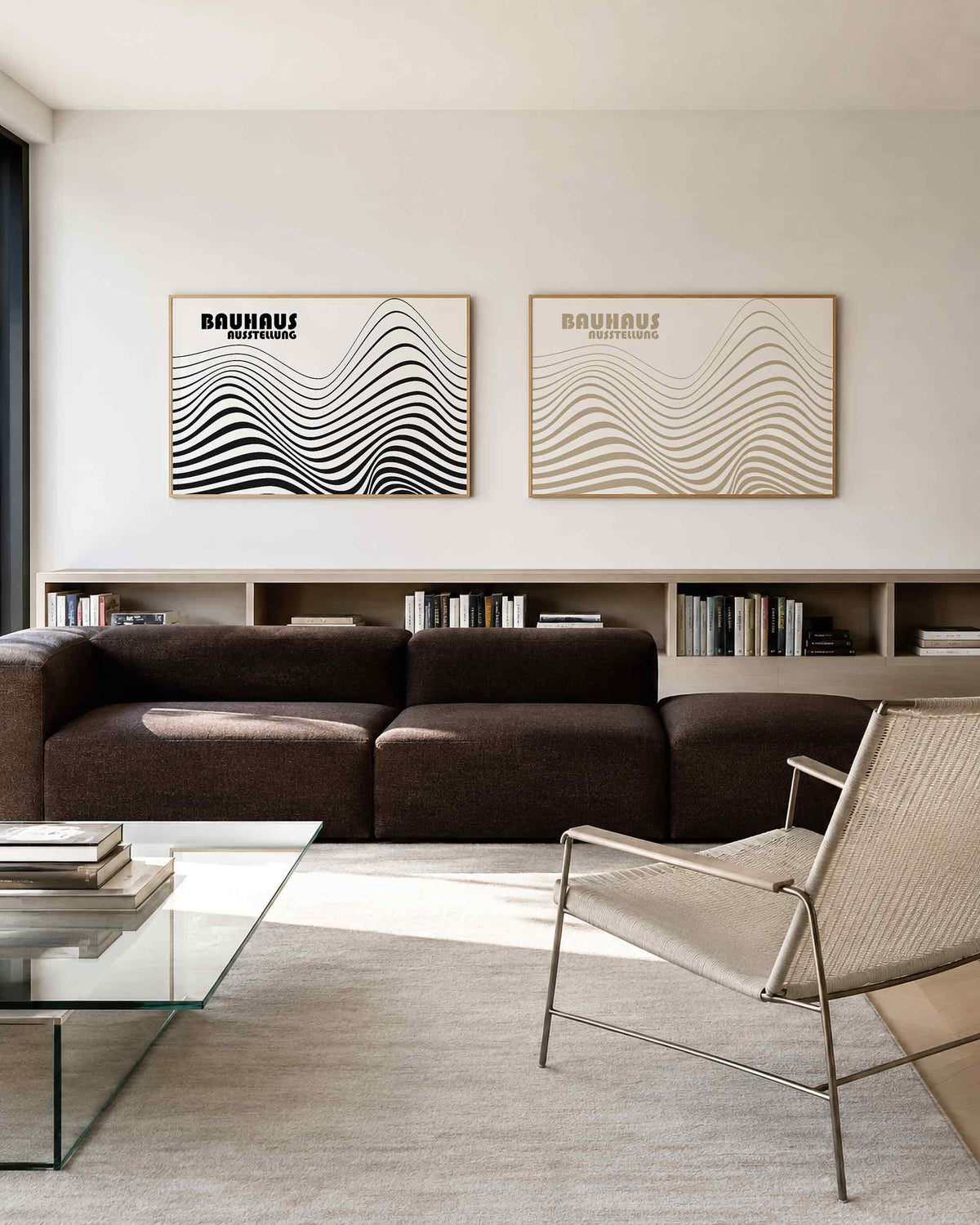 Interieurmockup van tweedelige landscape-posterset met golvende lijnen in zwart en beige