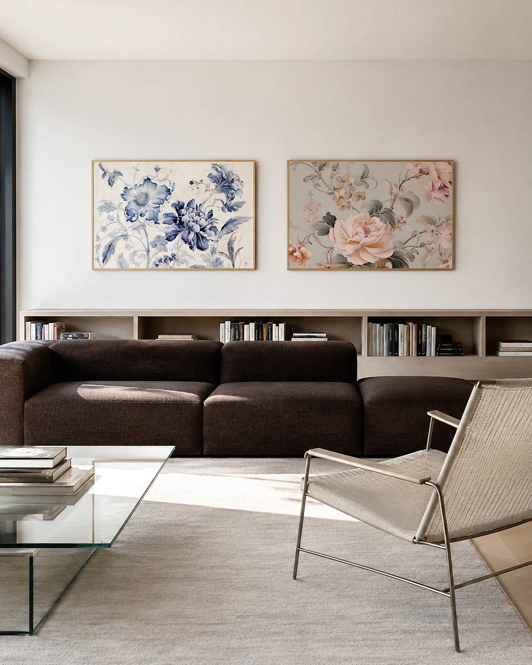 Interieurpresentatie van twee posters met delicate bloemen in blauw-witte tinten