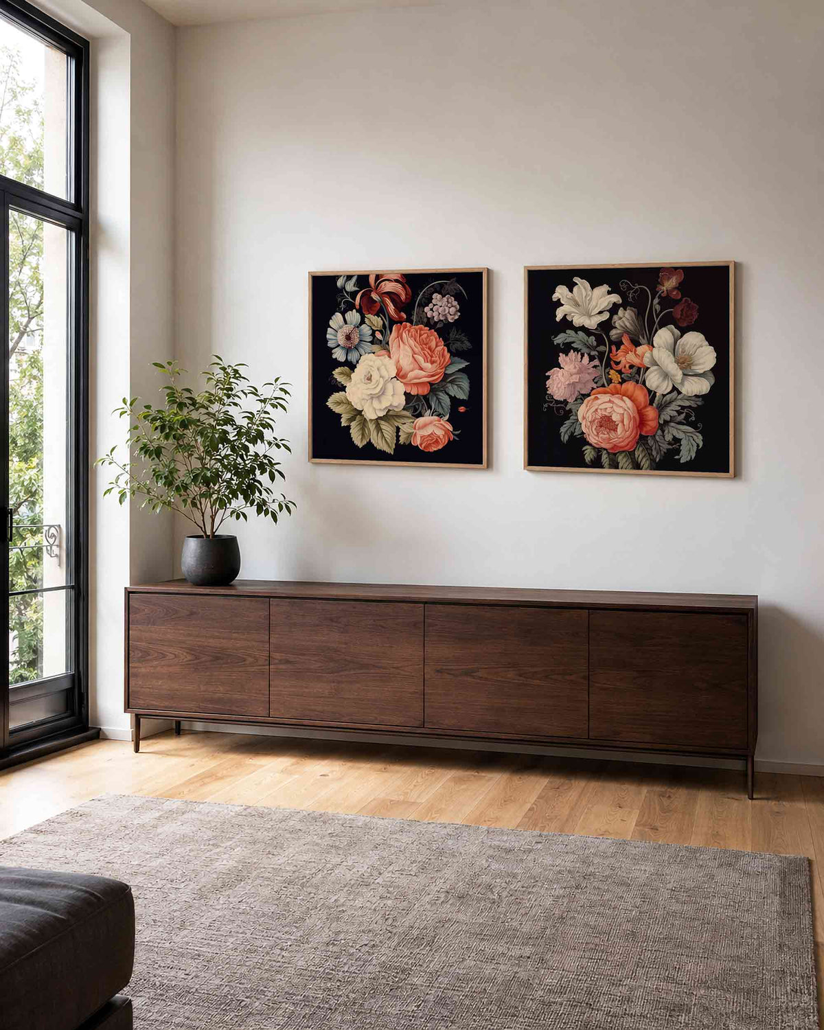 Interieurpresentatie van een tweedelige vierkante posterset met bloemen op zwarte achtergrond