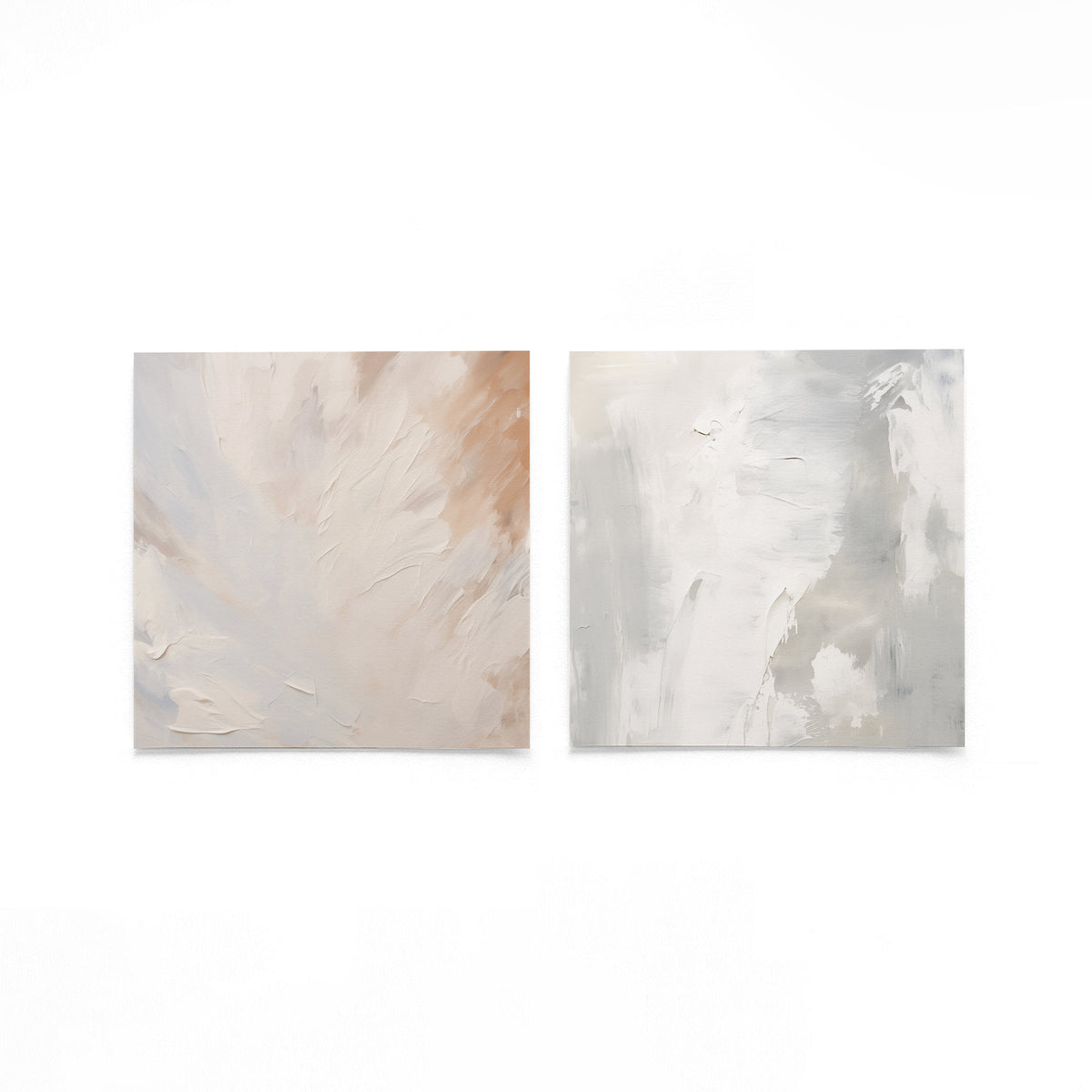 Twee vierkante posters met textuurvlakken op een gebroken witte achtergrond