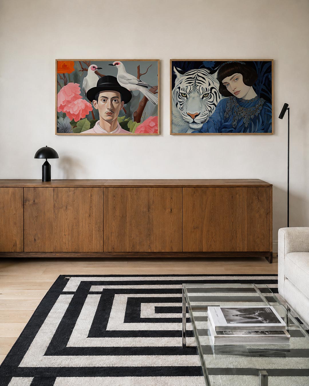Twee liggende posters met een man met een hoed omringd door roze bloemen en witte vogels, aan de muur in een interieur