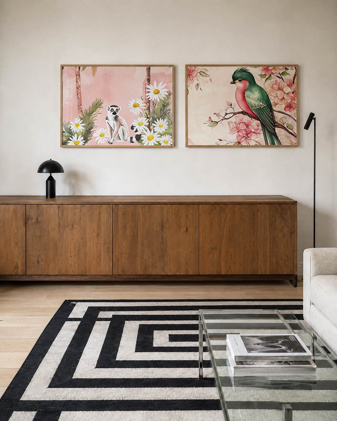Interieurpresentatie van twee posters met een speelse compositie met een lemur omringd door witte bloemen en groene bladeren