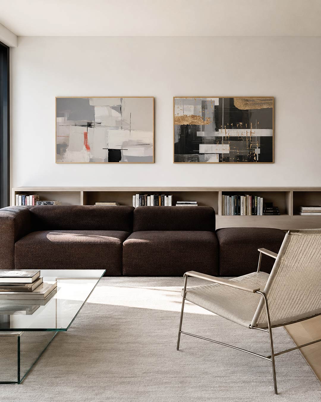Twee liggende posters met grijze en witte kleurvlakken, aan de muur in een interieur