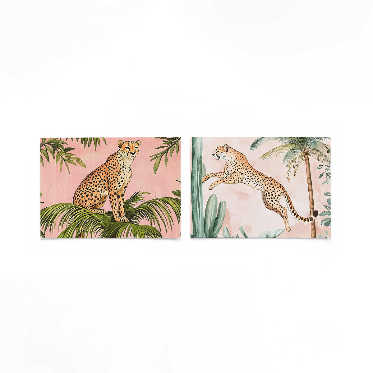Twee liggende posters met een sierlijke cheetah op groene bladeren op een gebroken witte achtergrond