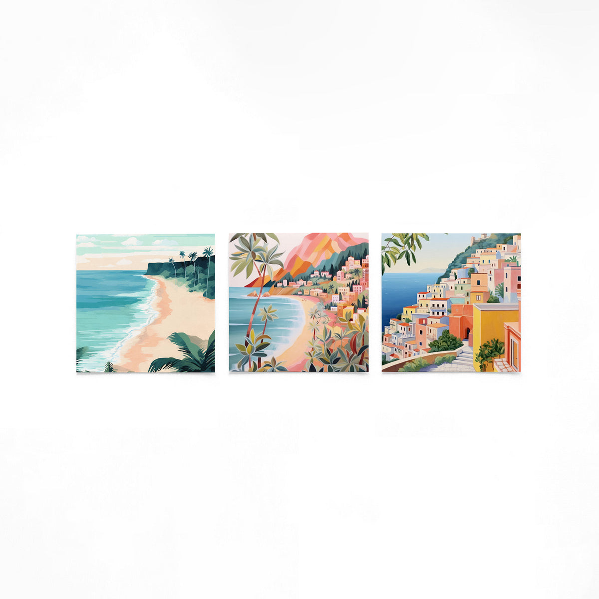 Drie vierkante posters met kustdorpen en strand op een gebroken witte achtergrond