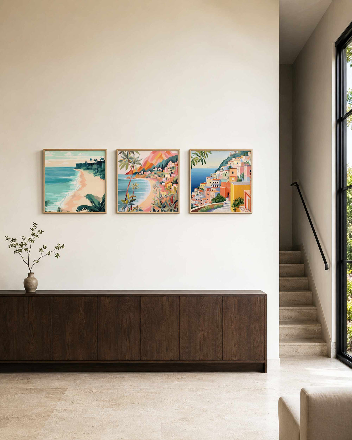 Interieurpresentatie van een driedelige vierkante posterset met kustdorpen en strand