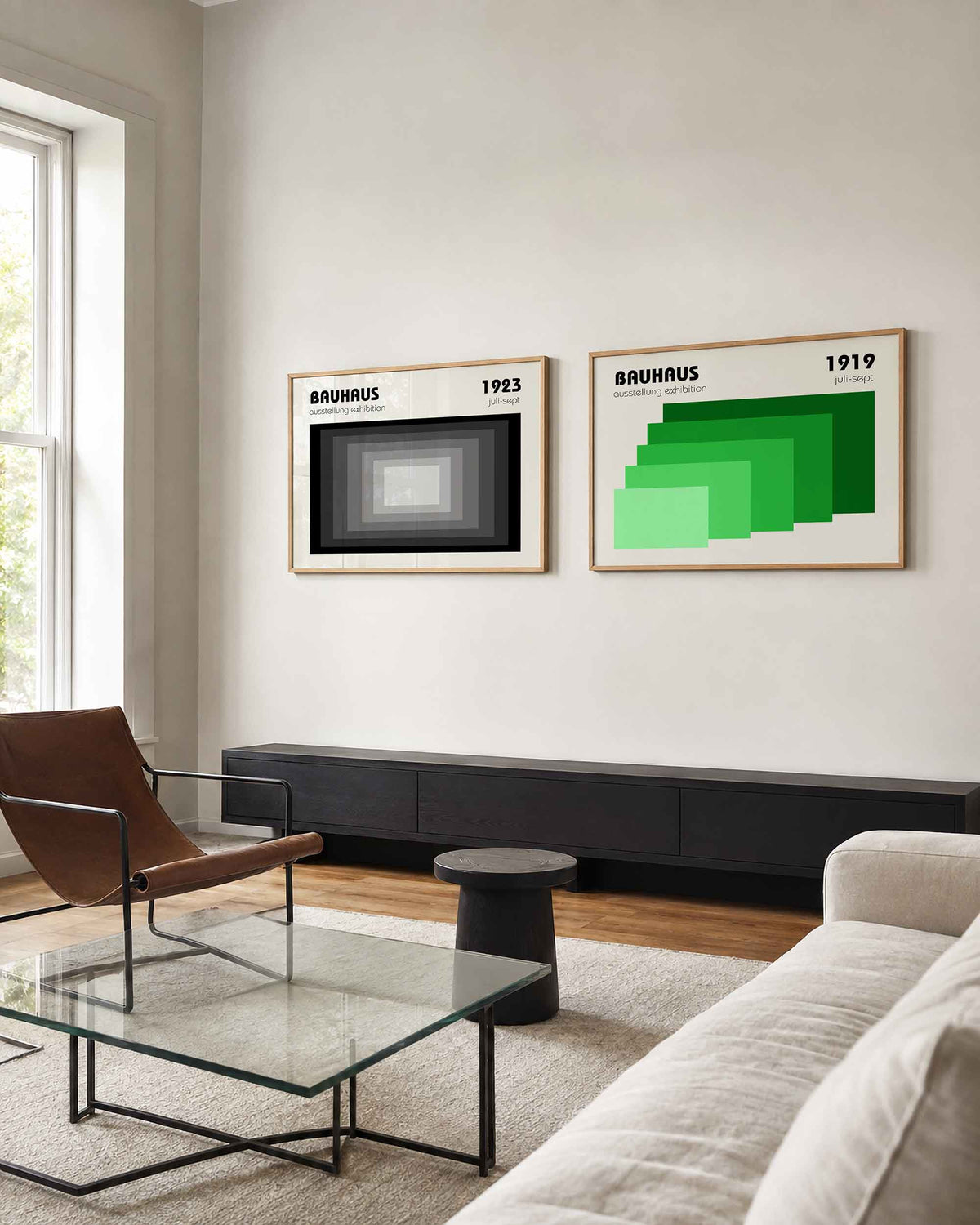 Interieurmockup van tweedelige landscape-posterset met grijstinten en groene vlakken