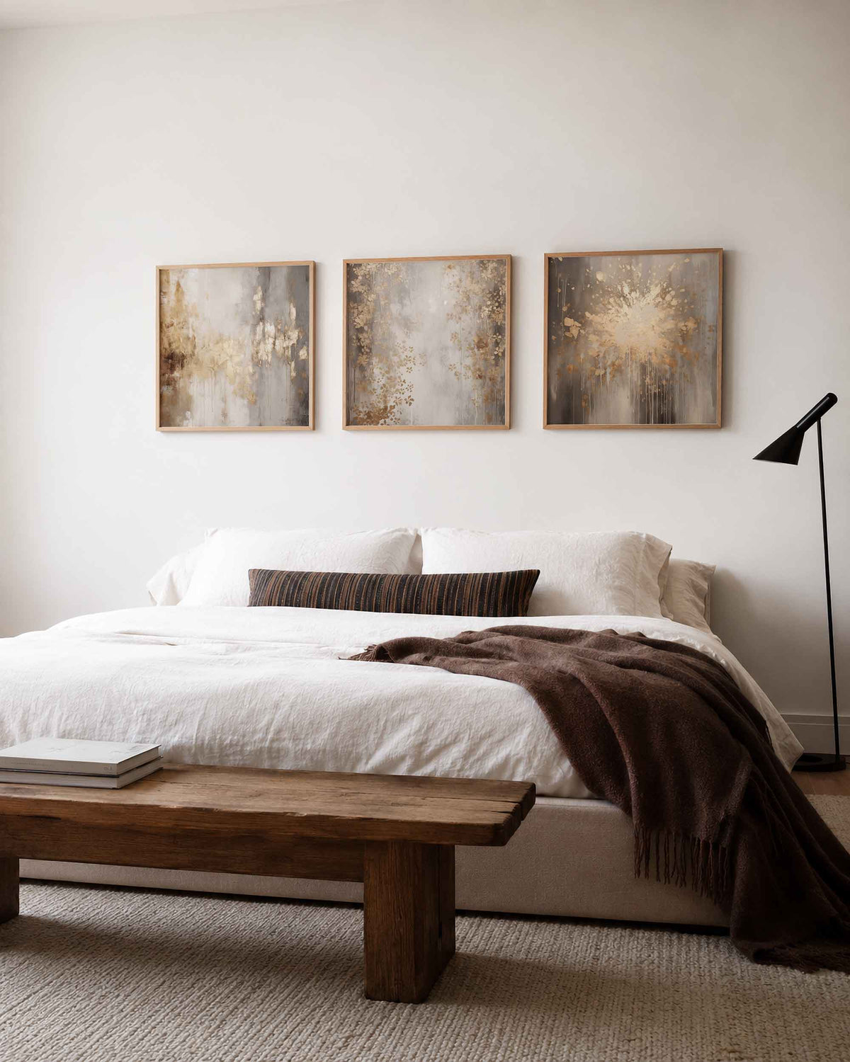 Interieurpresentatie van een driedelige vierkante posterset met abstracte beige schilderingen