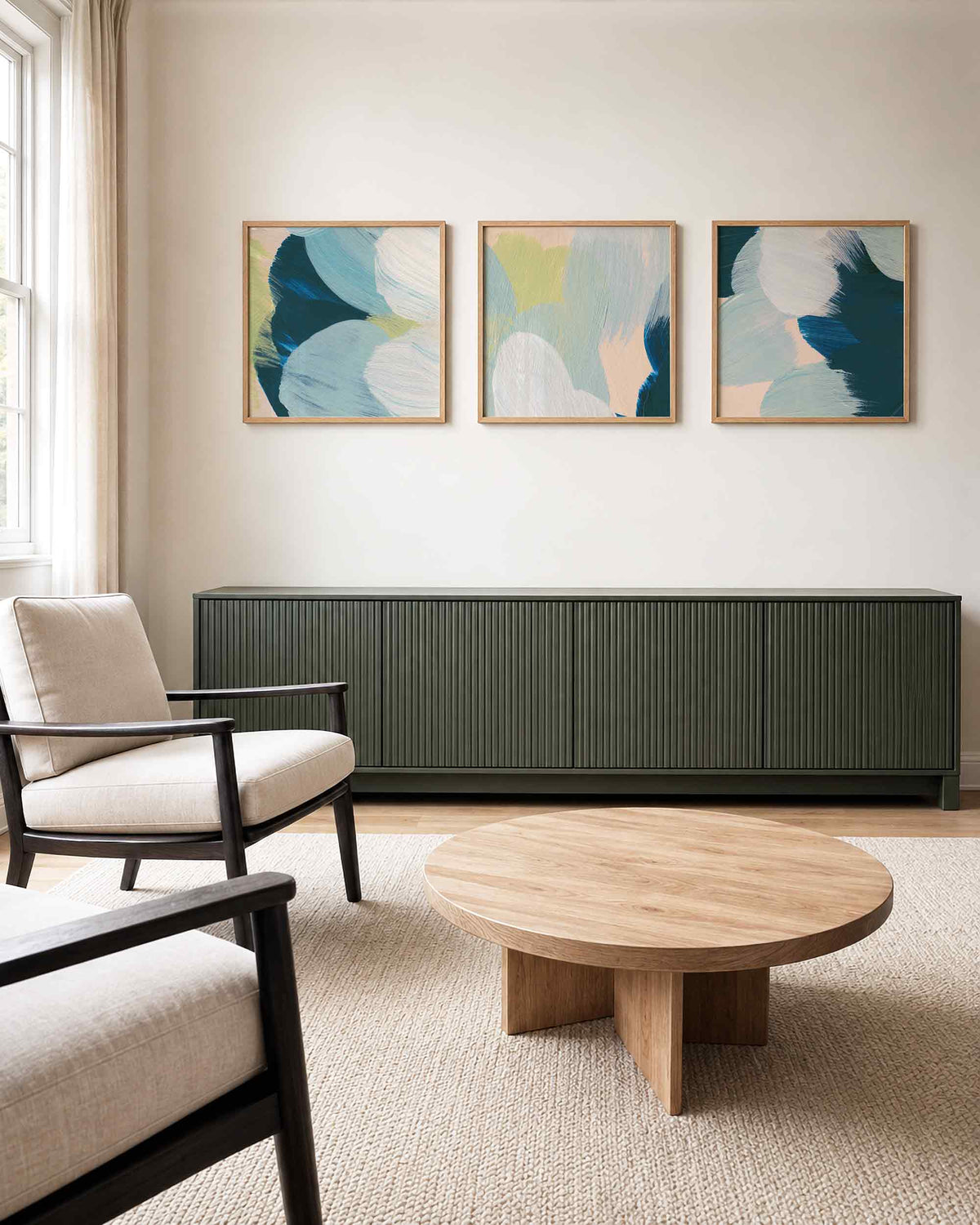 Interieurpresentatie van een driedelige vierkante posterset met abstracte penseelstreken