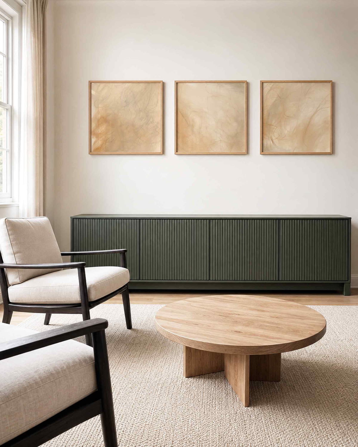 Interieurpresentatie van een driedelige vierkante posterset met beige abstracte lijnen