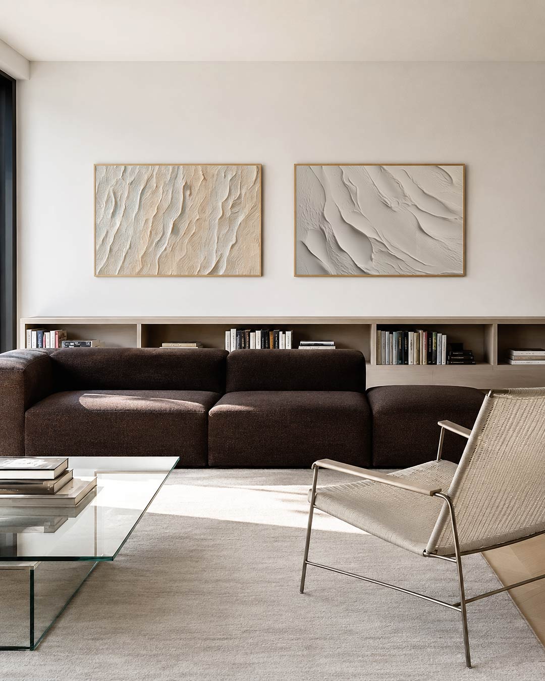 Tweedelige posterset met een patroon van golvende lijnen in zachte beige tinten, getoond in een interieur