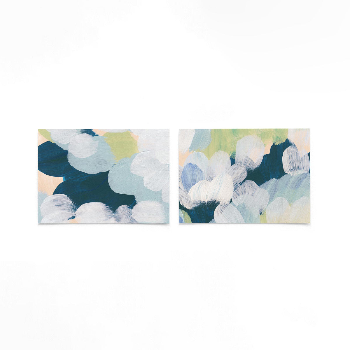 Twee liggende posters met ronde vormen in blauw, wit en groen op een gebroken witte achtergrond