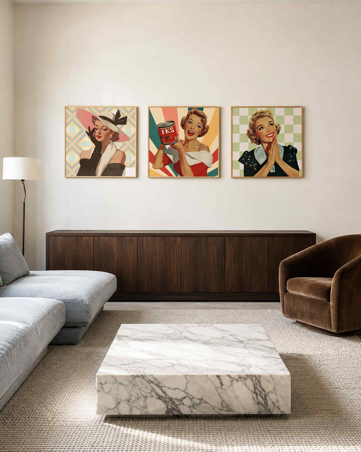 Interieurpresentatie van een driedelige vierkante posterset met retro dames portretten