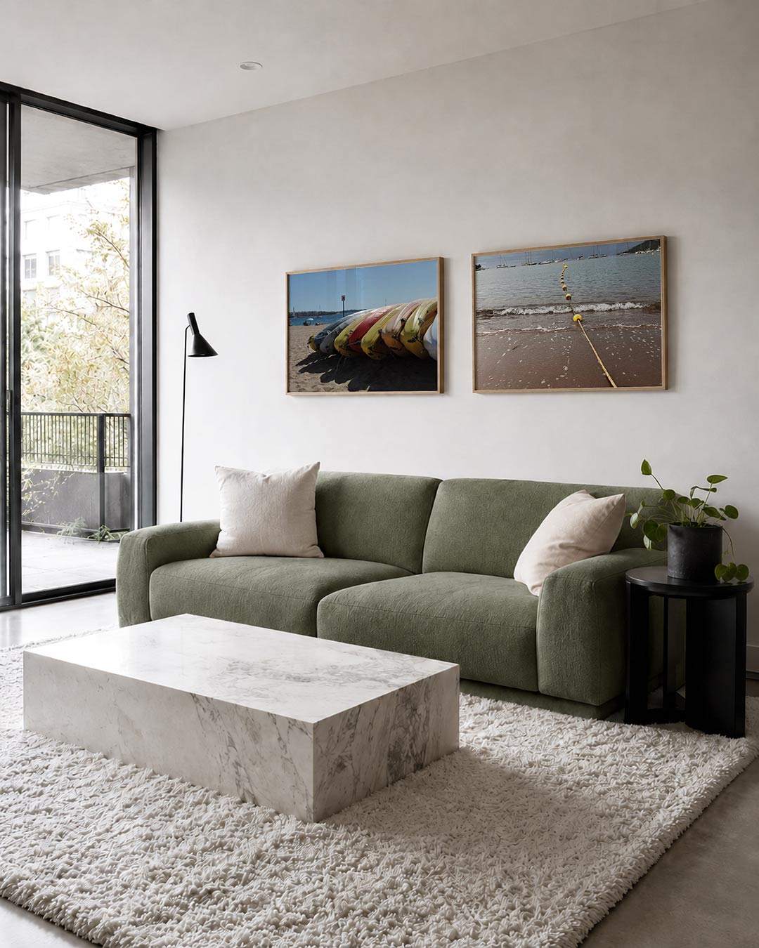 Interieur met liggend fotografisch tweeluik kustlijn in geel – Gerald Emming