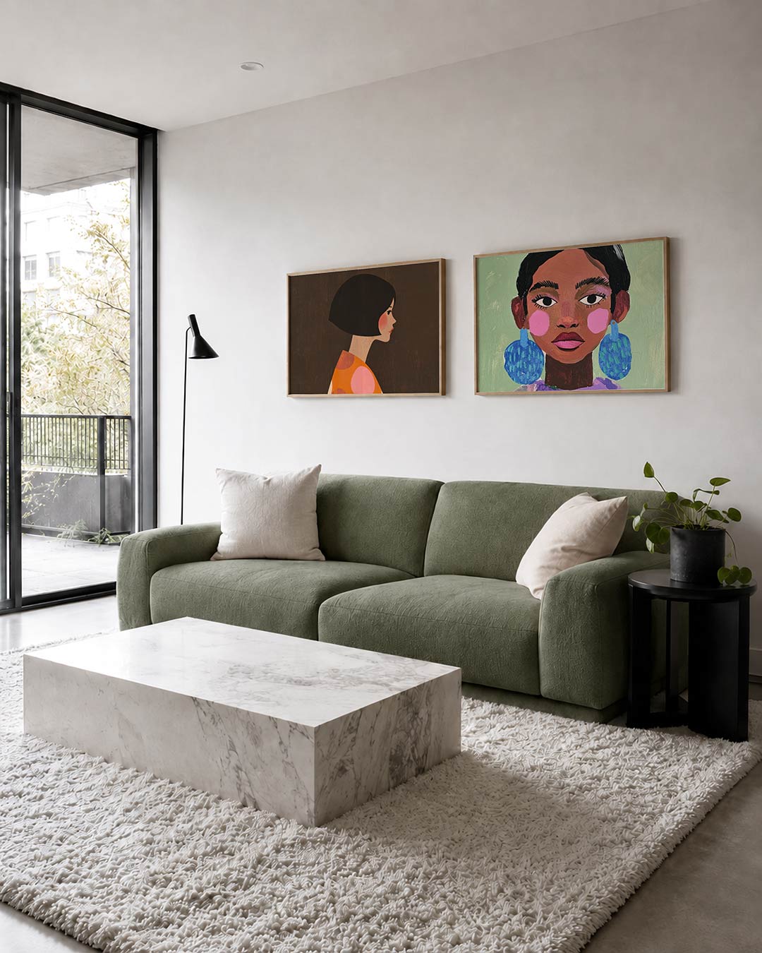 Twee liggende posters met een zijaanzicht van een vrouw met een kort kapsel, aan de muur in een interieur