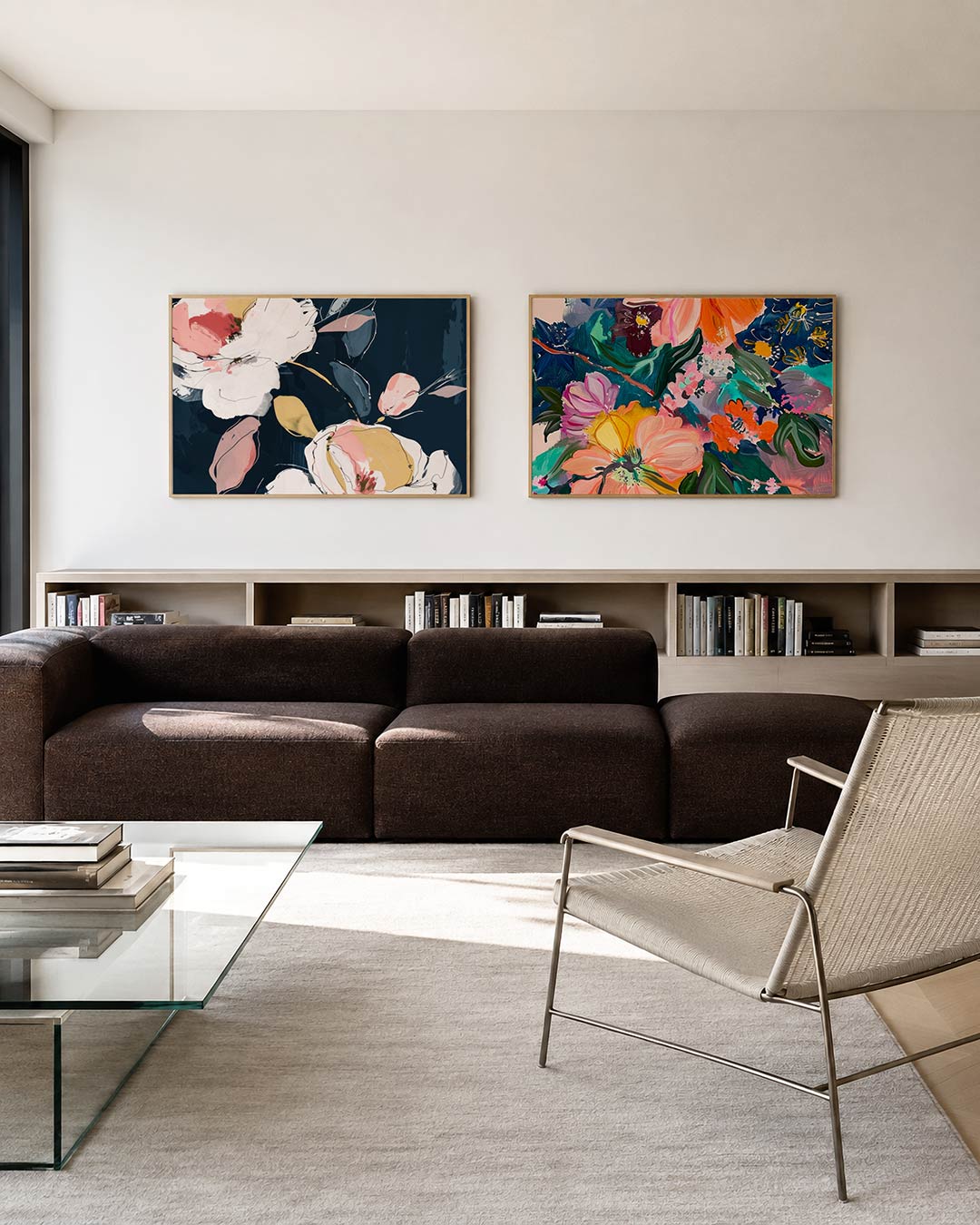 Twee liggende posters met een speelse compositie van witte en roze bloemen, aan de muur in een interieur
