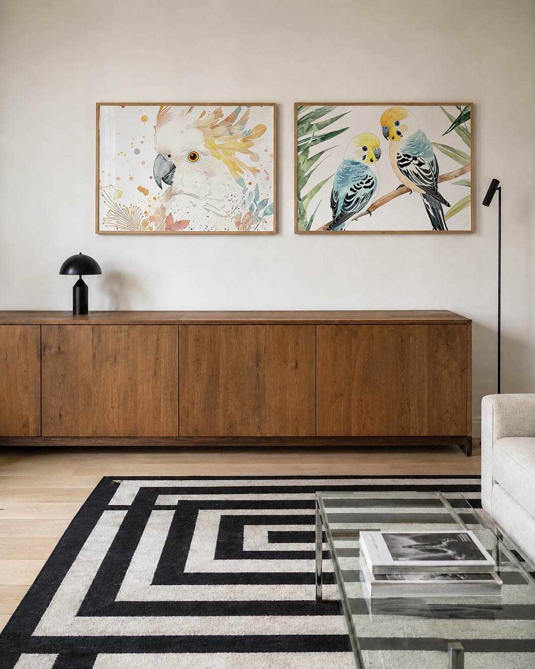Twee liggende posters met een speelse vogel met een levendig palet van geel, blauw en roze, aan de muur in een interieur