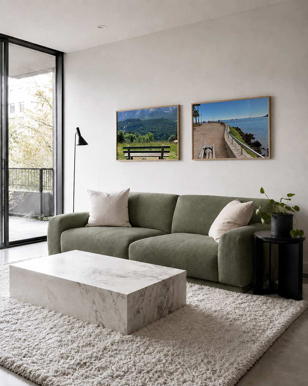 Interieur met liggend fotografisch tweeluik banken aan blauwe horizonnen – Gerald Emming