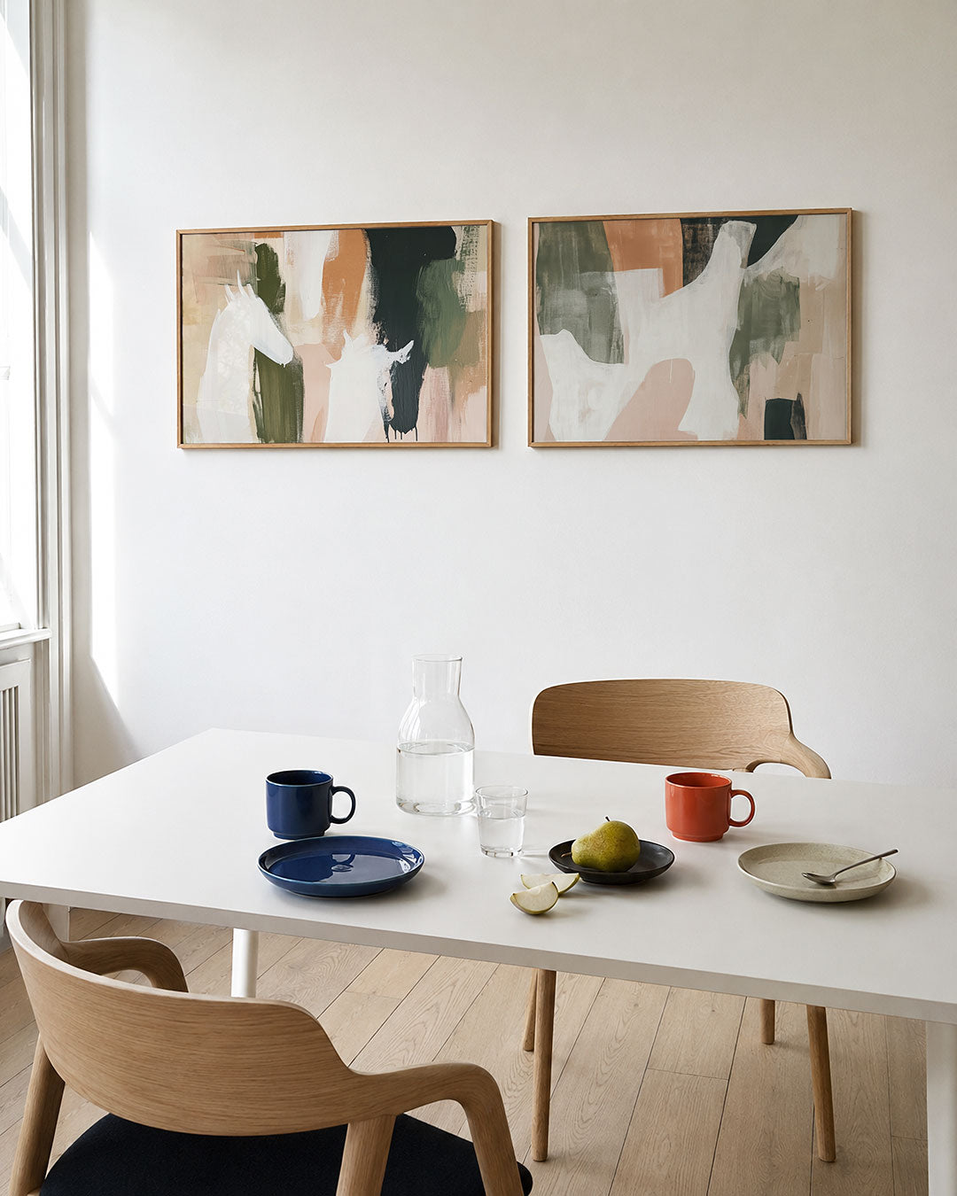 Tweedelige posterset met zachte en donkere tinten, getoond in een interieur