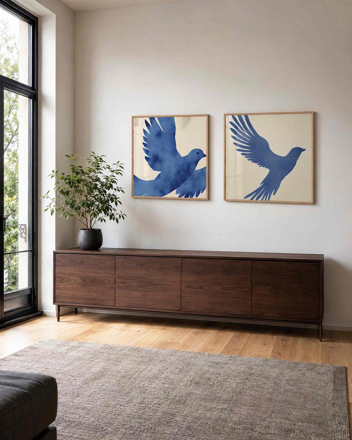 Interieurpresentatie van een tweedelige vierkante posterset met blauwe vogels