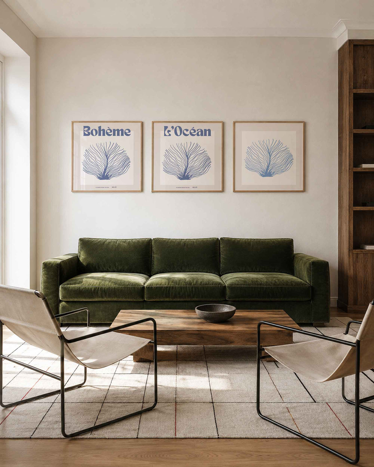 Interieurpresentatie van een driedelige vierkante posterset met blauwe zeebloem