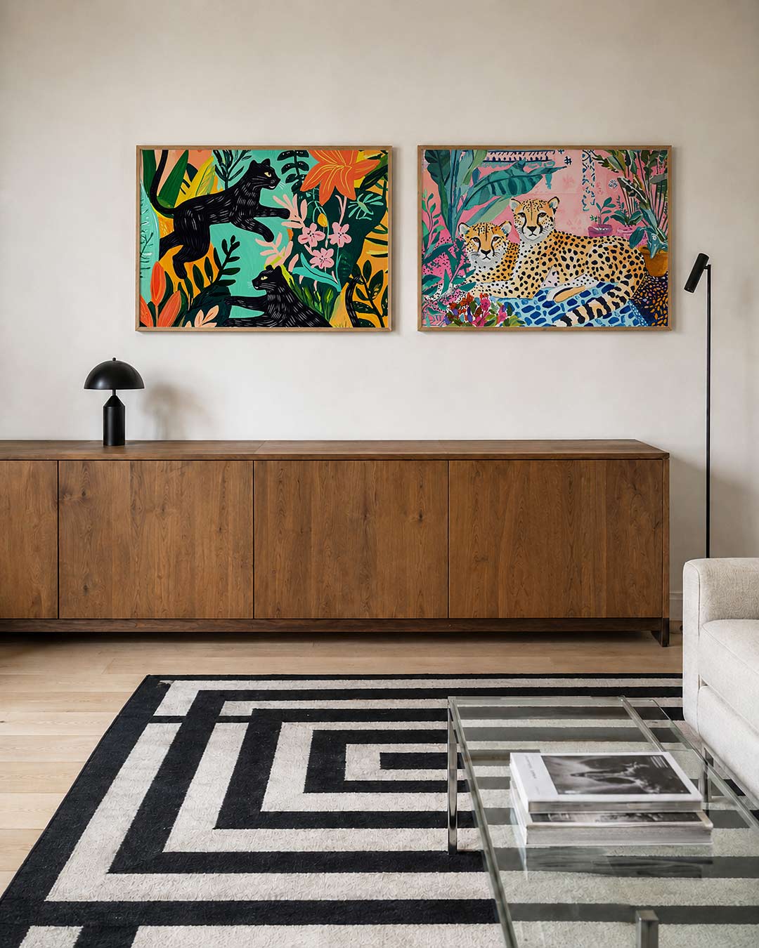 Twee liggende posters met twee zwarte katten in een kleurrijke jungle vol levendige bloemen, aan de muur in een interieur
