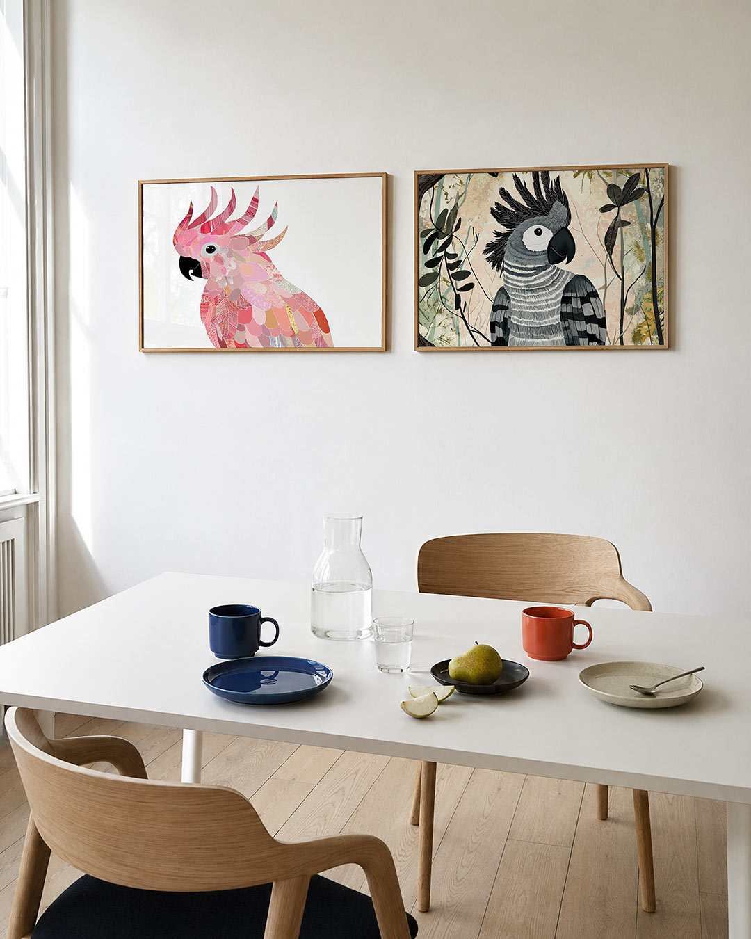 Tweedelige posterset met deze kleurrijke vogel bestaat uit een mozaïek van roze en oranje tinten, getoond in een interieur