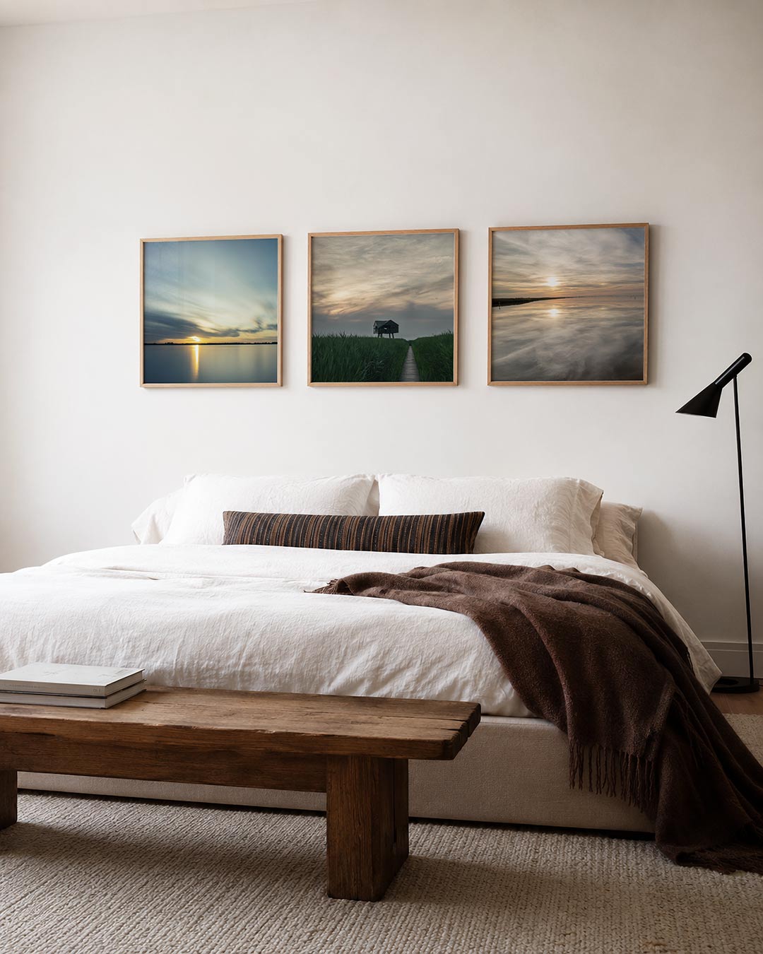 Interieur met vierkant fotografisch drieluik stilte aan het water – Gerald Emming