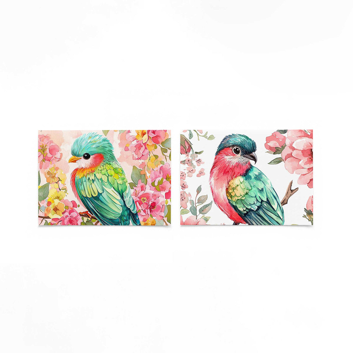 Twee liggende posters met een levendige vogel met turquoise en groene veren op een gebroken witte achtergrond