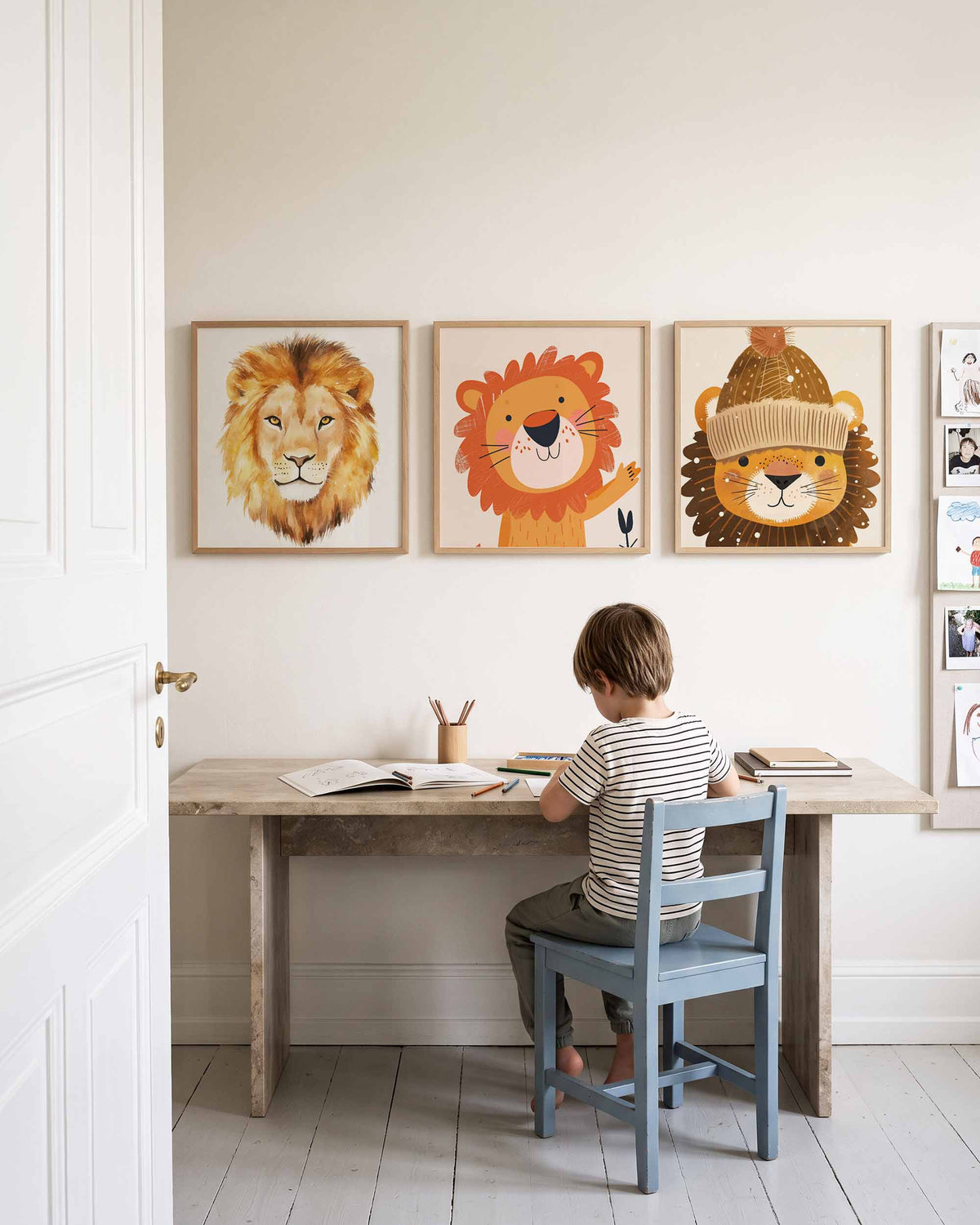 Interieurpresentatie van een driedelige vierkante posterset met leeuwenportretten