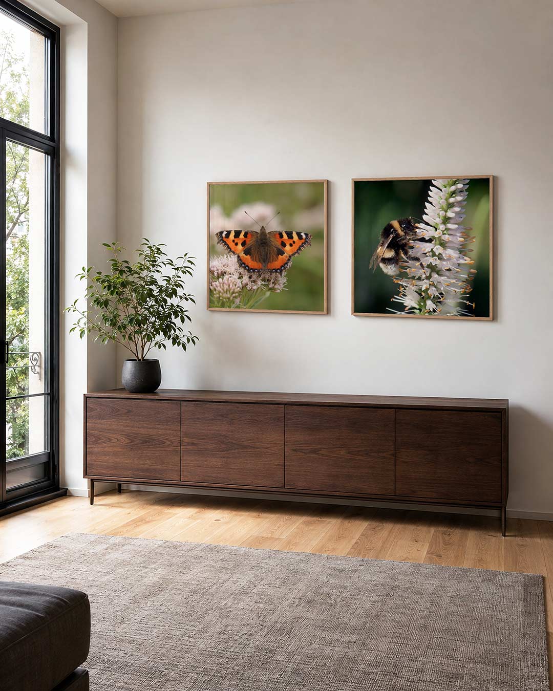Interieur met vierkant fotografisch tweeluik vlinder en hommel – Gerald Emming