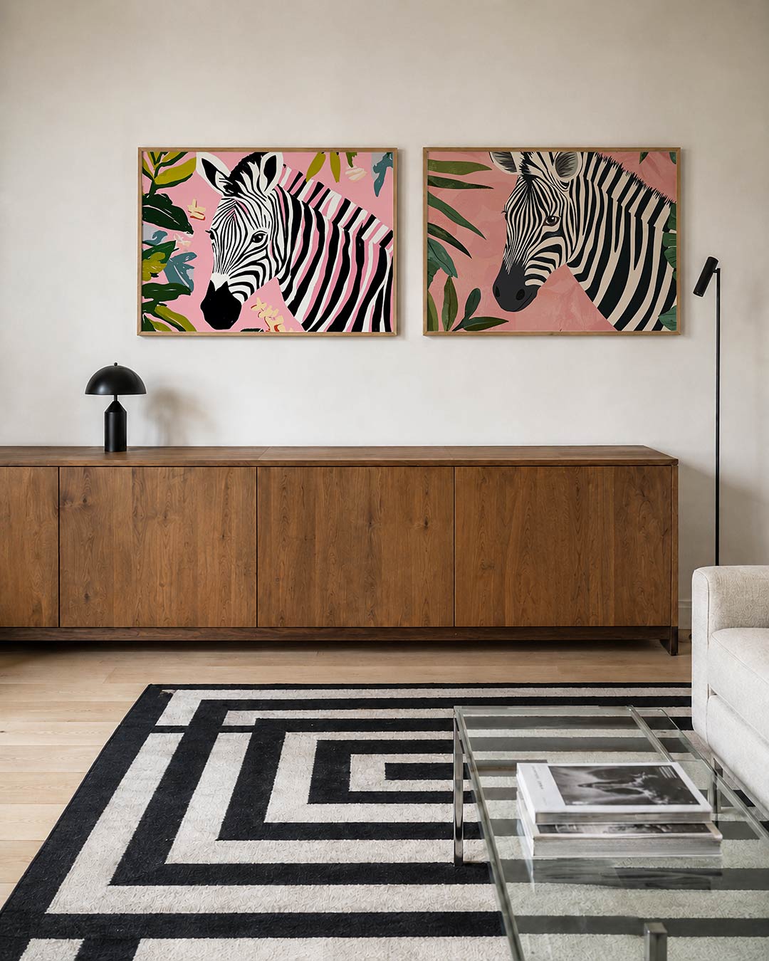 Tweedelige posterset met een zebra met zwart-witte strepen op een roze achtergrond, getoond in een interieur