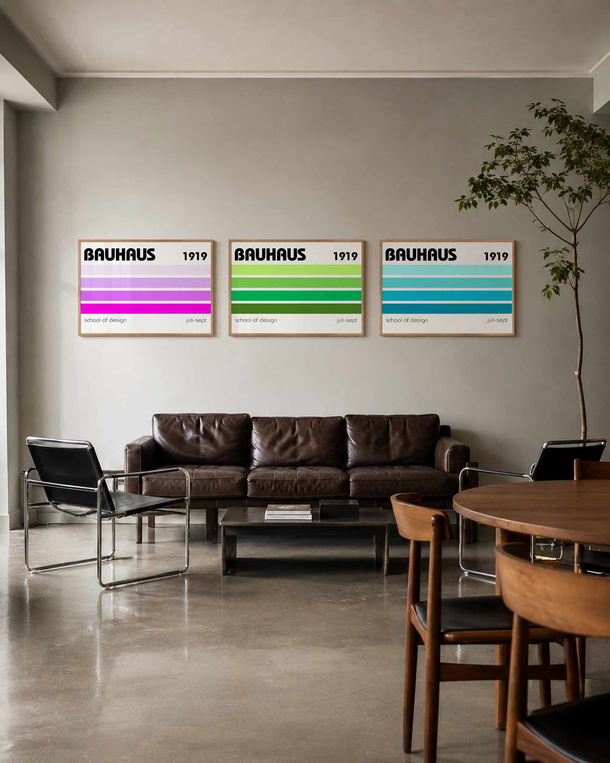 Interieurmockup van drieluik landscape-posterset met drie kleurenbanen