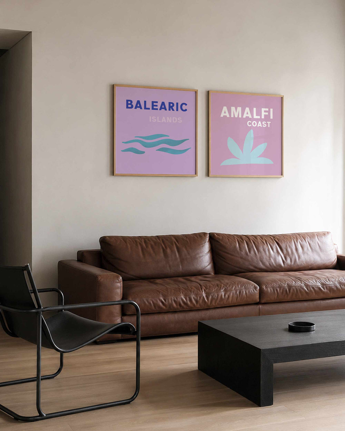 Interieurpresentatie van een tweedelige vierkante posterset met balearic amalfi