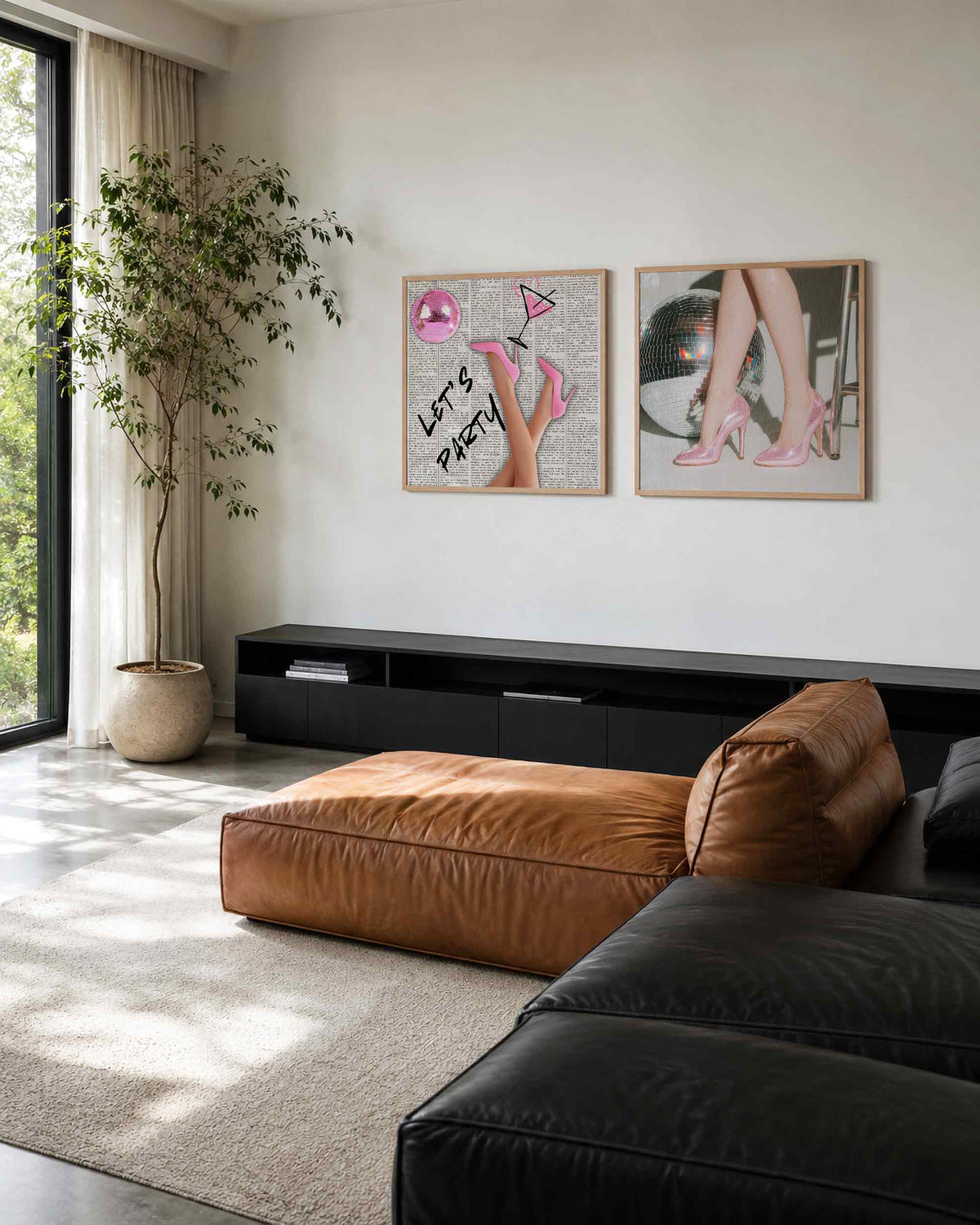 Interieurpresentatie van een tweedelige vierkante posterset met disco en roze pumps